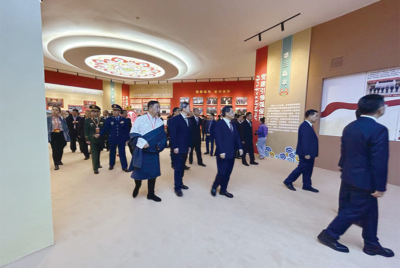 国家民委副主任段毅君率中央有关部分祝贺团旅行甘南70年成绩展
